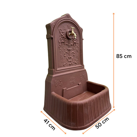 Cișmea de grădină Rubicon din LLDPE, de culoare maro, cu următoarele dimensiuni, lungime de 50 cm, lățime de 41 cm și înălțime de 85 cm. Ideală pentru orice decor, fie rustic, fie modern.