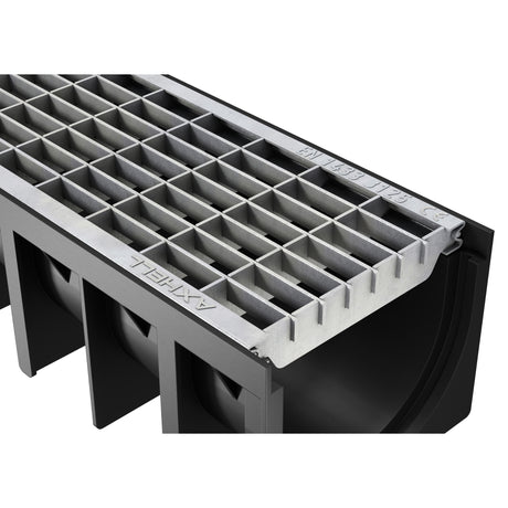 Rigola drenaj GM Rain H70 cu gratar din otel galvanizat, destinata utilizarii in exterior. Dimensiuni: 1000 mm lungime, 120 mm latime, 92 mm inaltime. Clasa de incarcare B125 potrivita pentru zone comerciale si industriale.